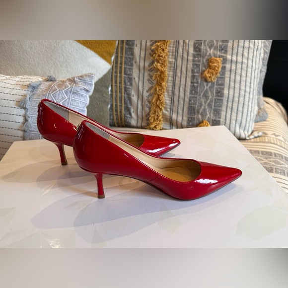 ✅2 for $50✅ 
Ivanka Trump pump in GUC size 35.5. Fit like 6. - Picture 3 of 6